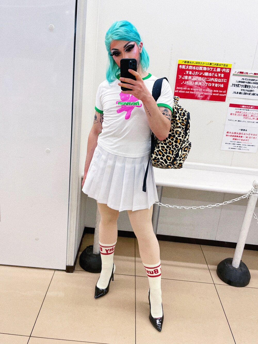 その他のバックパック/リュック、ホワイト系のTシャツ/カットソー、ホワイト系のスカートを着用したレディースの夏コーディネートの1枚目の写真