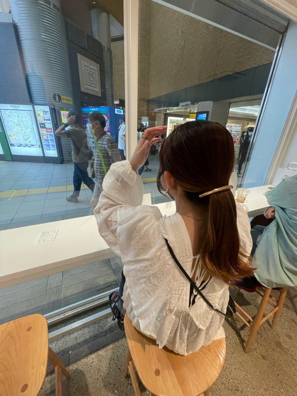 「カフェコーデ」｜「w closetのリボンフリルチュニック（シャツ/ブラウス、ホワイト系）」を使った、manm_9911さん（レディース・151cm）の秋コーディネートの1枚目の写真
