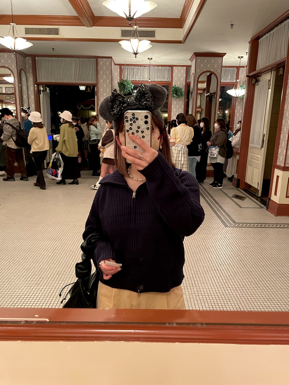 「ディズニーランド、ディズニーコーデ、ディズニーハロウィン、ディズニー、ハーフジップニット」｜「nuguのアイテム（ニット/セーター、ブルー系）」を使った、manm_9911さん（レディース・151cm）の秋コーディネートの1枚目の写真
