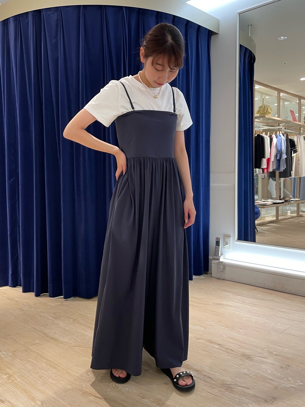 「カジュアル、きれいめカジュアル、お出かけコーデ、夏コーデ、オールインワン、ノーリーズ、nolleys 、低身長」｜「NOLLEY’Sの接触冷感/撥水ストレッチ ベアトップギャザーパンツ（つなぎ/オールインワン、ブルー系）」を使った、mikiさん（レディース・155cm）の夏コーディネートの1枚目の写真