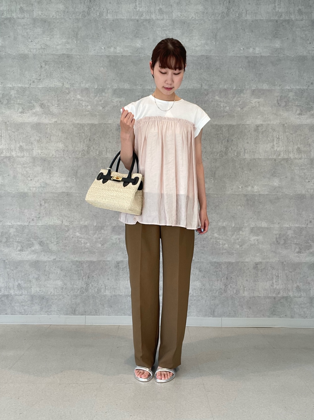 ピンク系のTシャツ/カットソー、ブラウン系のその他パンツ、ブラック系のかごバッグを着用したレディースの夏コーディネートの1枚目の写真