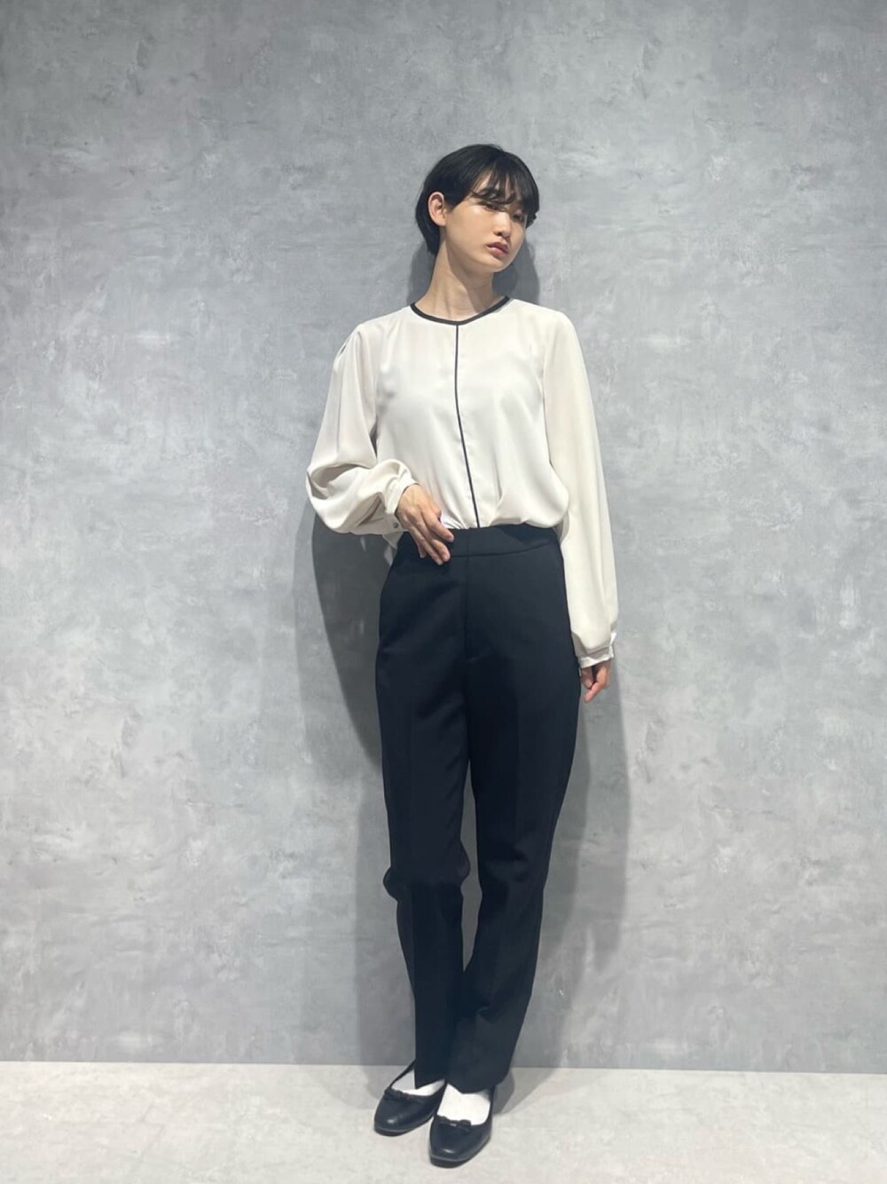 ホワイト系のシャツ/ブラウス、ブラック系のその他パンツを着用したレディースの春コーディネートの1枚目の写真