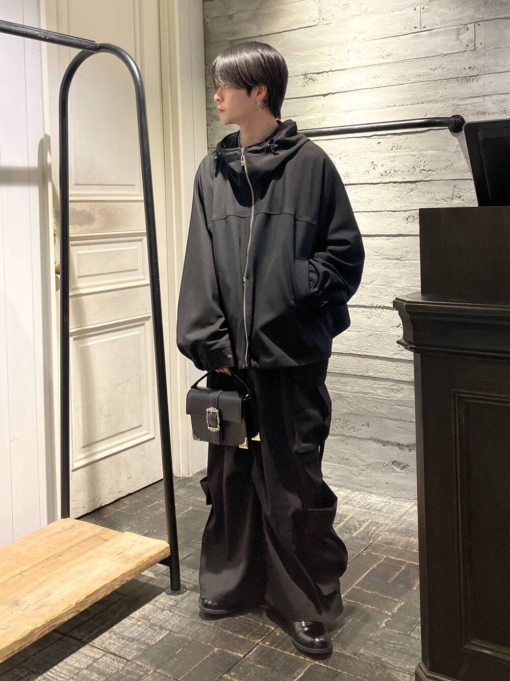 ブラック系のショルダーバッグ、ブラック系のドレスシューズ、ブラック系のブルゾンを着用したメンズの冬コーディネートの1枚目の写真