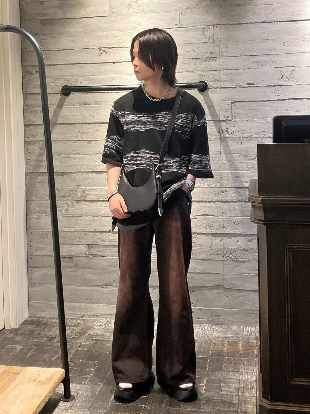 ブラック系のサンダル、レッド系のデニムパンツ、ブラック系のショルダーバッグを着用したメンズの夏コーディネートの1枚目の写真