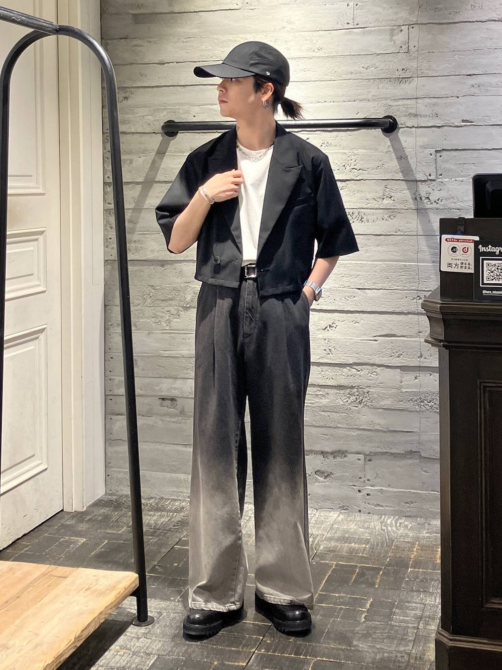 ブラック系のデニムパンツ、ホワイト系のTシャツ/カットソー、ブラック系のドレスシューズを着用したメンズの夏コーディネートの1枚目の写真