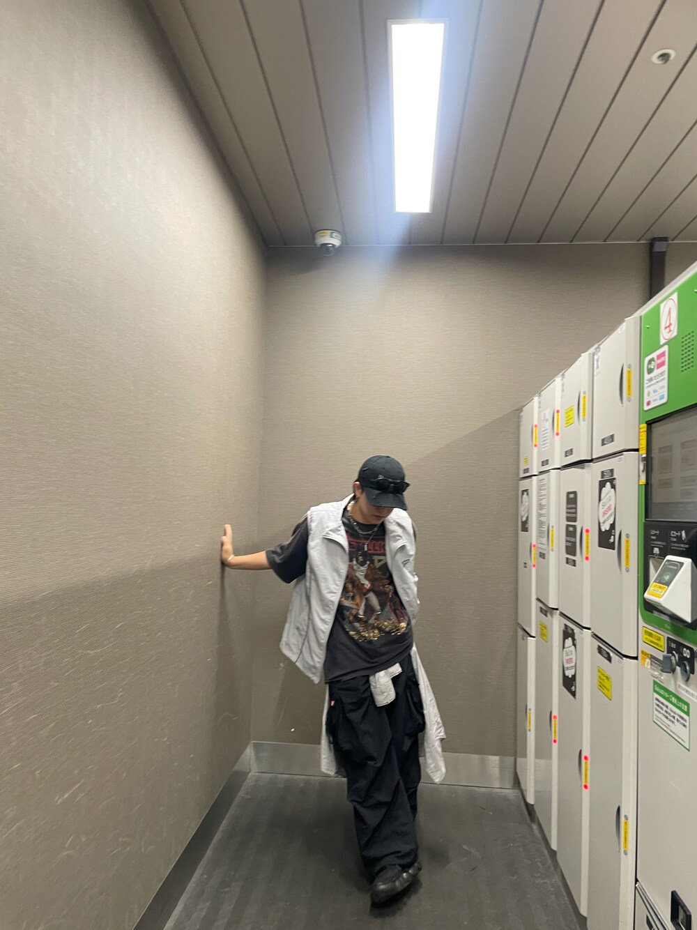 ブラック系のカーゴパンツ、ブラック系のTシャツ/カットソー、グレー系のナイロンジャケットを着用したメンズの秋コーディネートの1枚目の写真