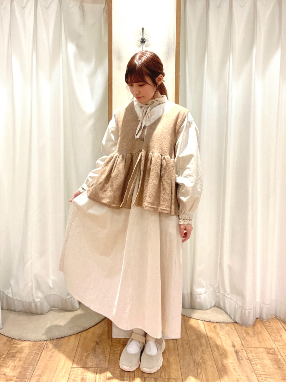 「SM2、サマンサ モスモス(Samansa Mos2)、ガーリー、ワンピース、花柄、ニットベスト」｜「Samansa Mos2の【S/Mサイズ】リボン付き柄アソート前後2WAYワンピース（ワンピース、ベージュ系）」を使った、はるさん（レディース・156cm）の冬コーディネートの1枚目の写真