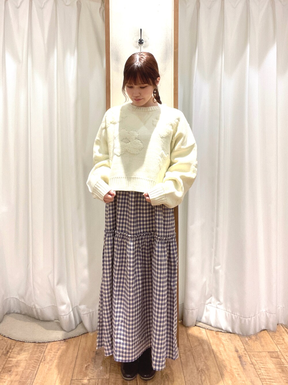 「エヘカソポ、ehka sopo、チェック柄、花柄、ニット、キャミワンピ」｜「ehka sopoの◎ショート丈花柄ニット（ニット/セーター、ホワイト系）」を使った、はるさん（レディース・156cm）の冬コーディネートの1枚目の写真