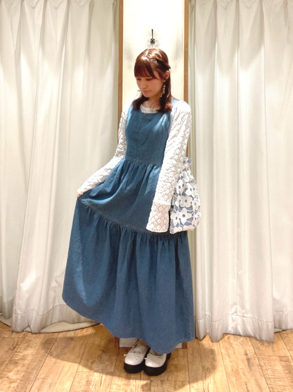 「ehka sopo、エヘカソポ、春コーデ、デニム、デニムワンピース、レース、バレエスニーカー」｜「ehka sopoのバレエスニーカー（スニーカー、ホワイト系）」を使った、はるさん（レディース・156cm）の春コーディネートの1枚目の写真
