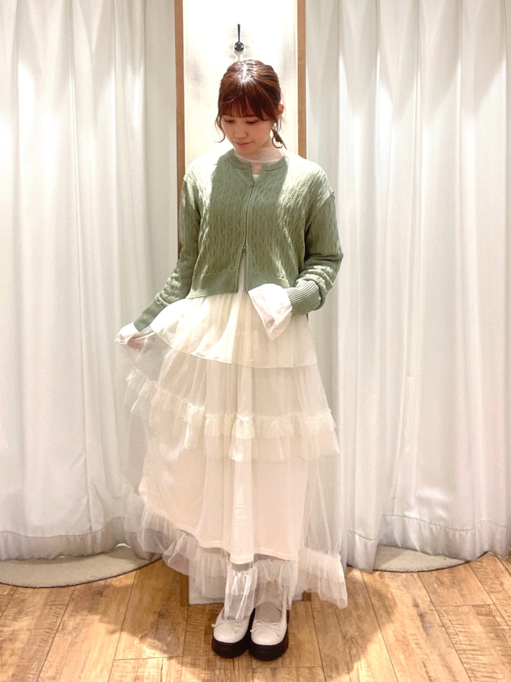 「ehka sopo、エヘカソポ、チュールスカート、カーディガン、ガーリー、バレエコア、バレエスニーカー」｜「ehka sopoのチュールフリルティアードスカート（スカート、ホワイト系）」を使った、はるさん（レディース・156cm）の春コーディネートの1枚目の写真
