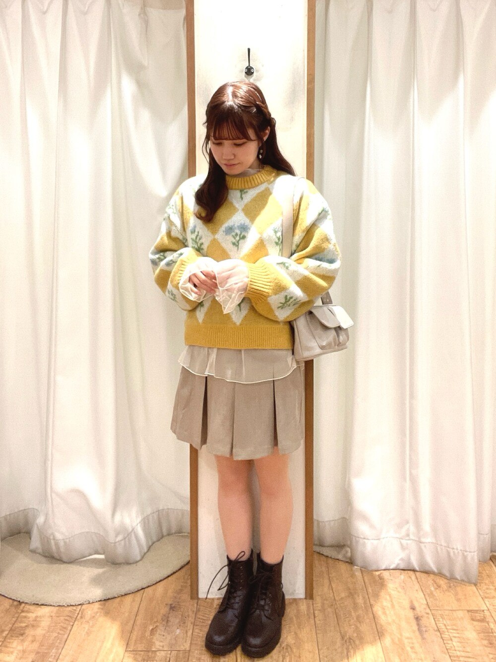「エヘカソポ、ehka sopo、花柄、ショートパンツ、ニット、冬コーデ」｜「ehka sopoのボックスタックショートパンツ（その他パンツ、ベージュ系）」を使った、はるさん（レディース・156cm）の冬コーディネートの1枚目の写真