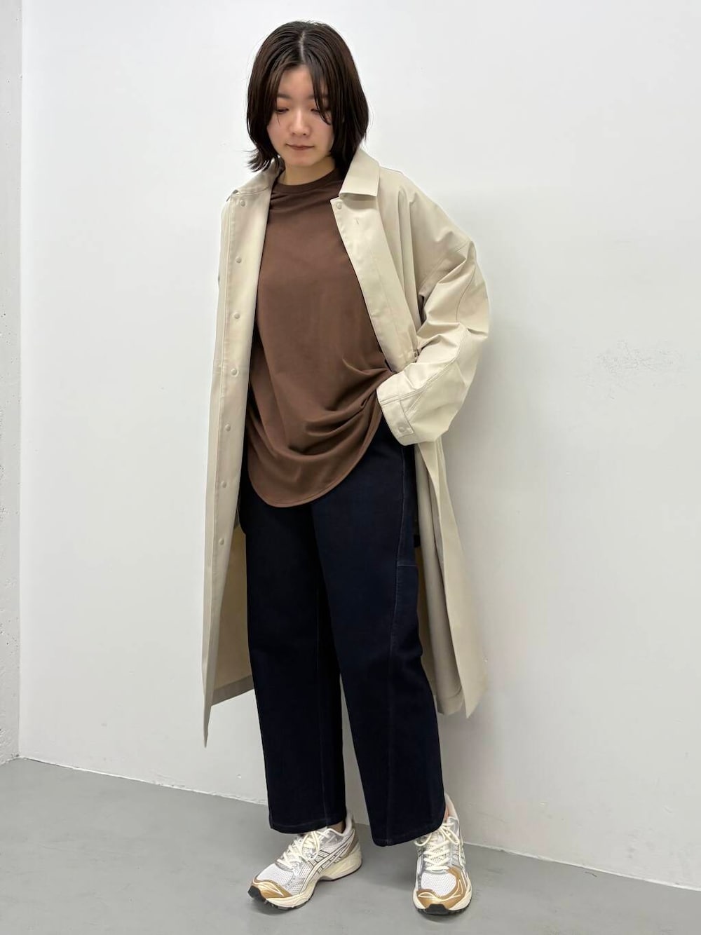 「大人カジュアル、doors、EKAL、高身長コーデ、高身長オススメアウター、ナチュラル×高身長、私の推しデニムスタイル、春のジャケットスタイル」｜「EKALの撥水ステンカラーコート（ステンカラーコート、ホワイト系）」を使った、airimuさん（レディース・169cm）の春コーディネートの1枚目の写真