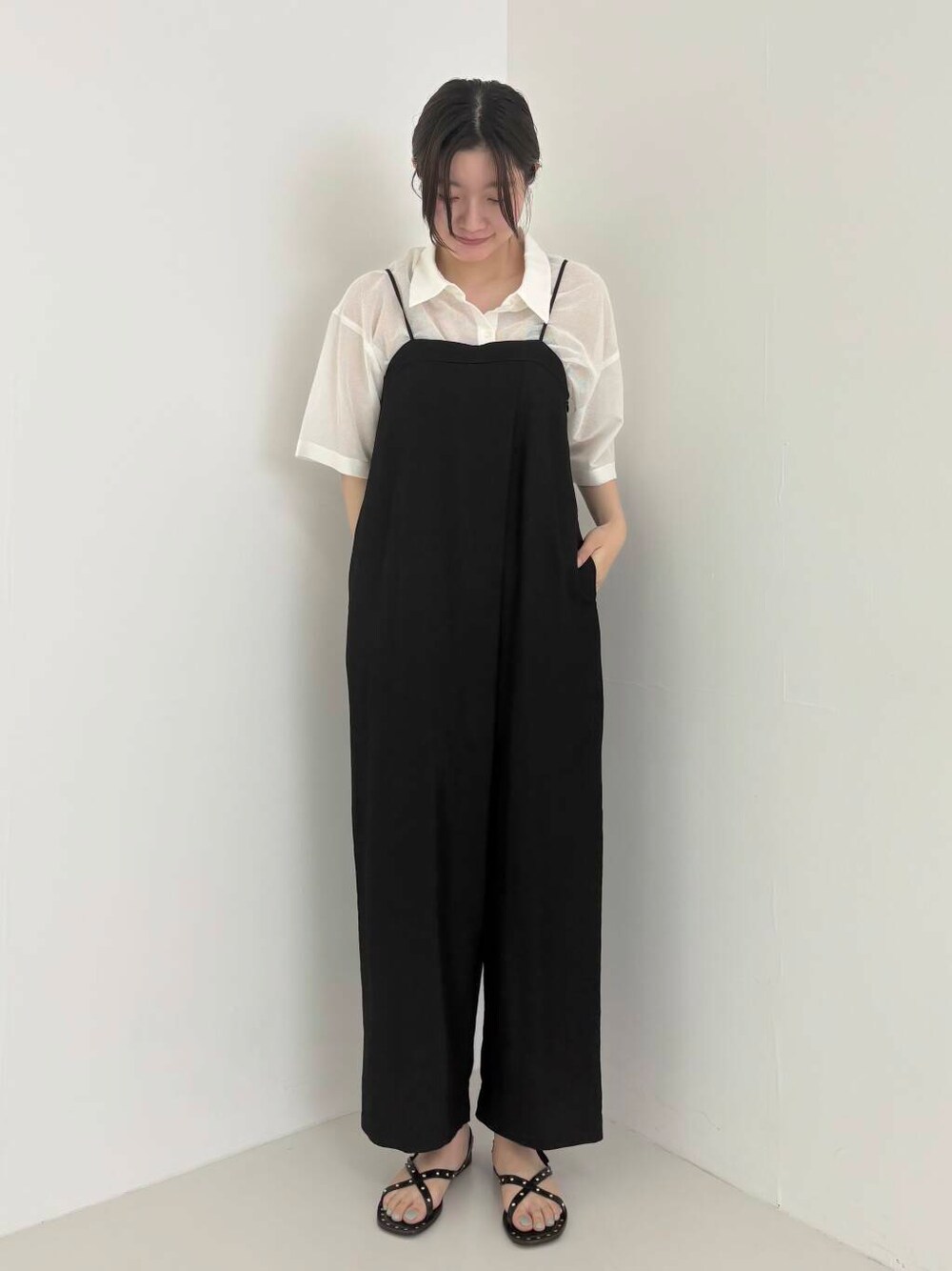 「ワントーンコーデ、大人カジュアル、URBANRESEARCH、休日スタイル、フェスコーデ、高身長コーデ、旅行コーデ、初夏のお出掛けコーデ、ナチュラル×高身長、私の推し新作コーデ、過ごしやすい、洗練見えワントーンコーデ、私の推しデニムスタイル、万能ブラウスコーデ」｜「URBAN RESEARCHのラップデザインベアオールインワン（サロペット/オーバーオール、ブラック系）」を使った、airimuさん（レディース・169cm）の夏コーディネートの1枚目の写真