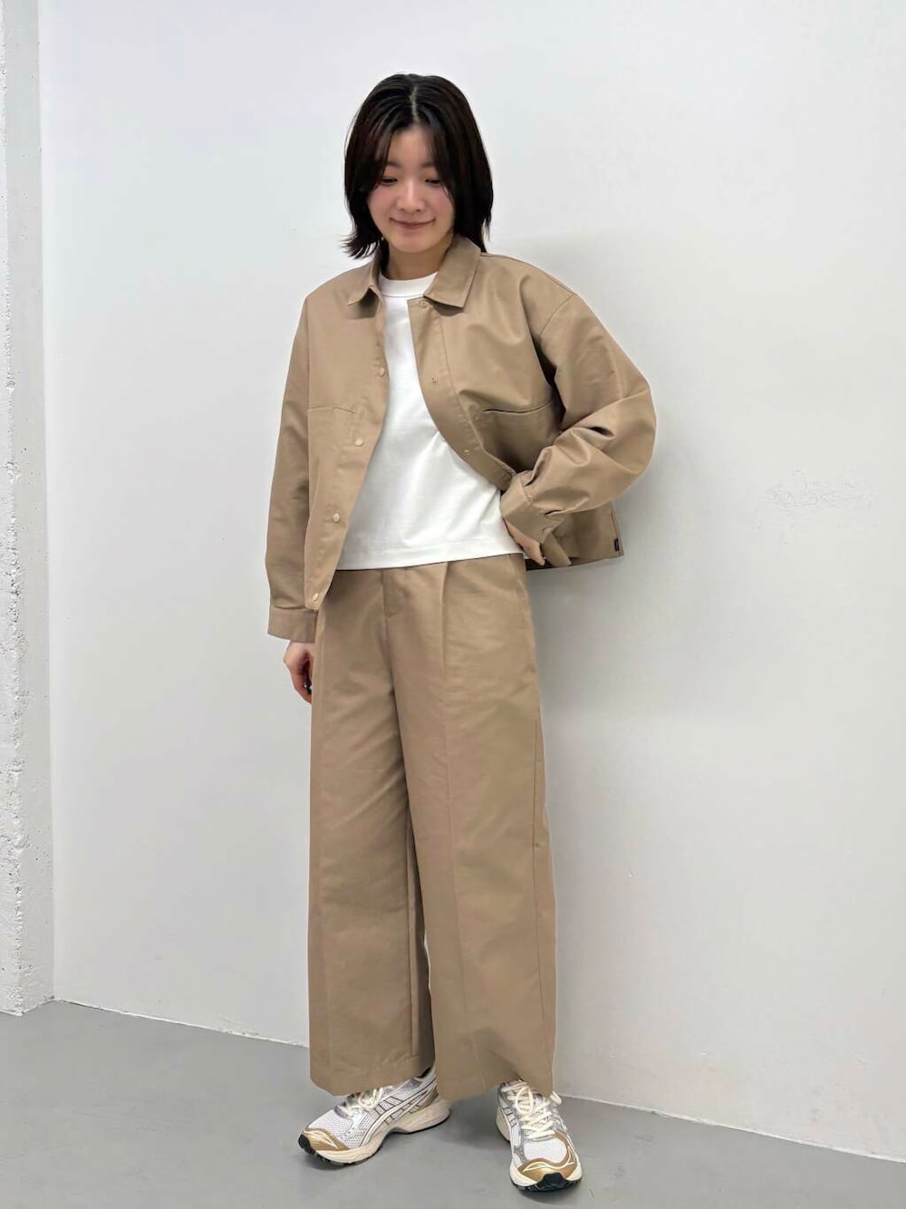 「ワントーンコーデ、大人カジュアル、doors、EKAL、高身長コーデ、高身長オススメアウター、ナチュラル×高身長、洗練見えワントーンコーデ」｜「EKALの『吸水速乾/イージーケア』coolmax chino ショートカバーオールジャケット（カバーオール、ベージュ系）」を使った、airimuさん（レディース・169cm）の春コーディネートの1枚目の写真