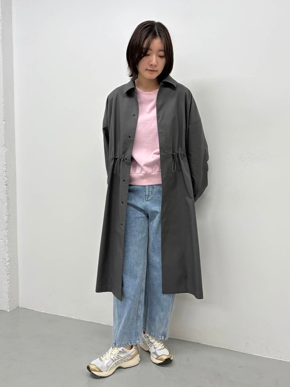 「大人カジュアル、doors、EKAL、高身長コーデ、高身長オススメアウター、ナチュラル×高身長、洗練見えワントーンコーデ、私の推しデニムスタイル」｜「EKALの撥水ステンカラーコート（ステンカラーコート、グレー系）」を使った、airimuさん（レディース・169cm）の春コーディネートの1枚目の写真