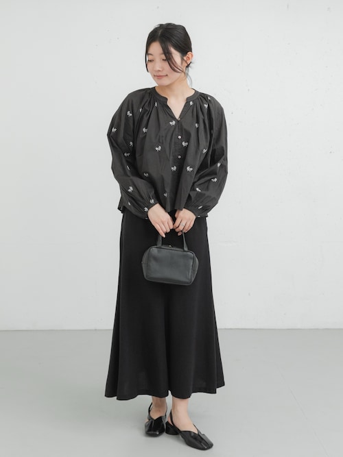 慈雨 かぶら刺繍ブラウス アシンメトリー 黒×白　総柄 慈雨 かぶら刺繍ブラウス アシンメトリー 黒×白 総柄 セール】リーフ