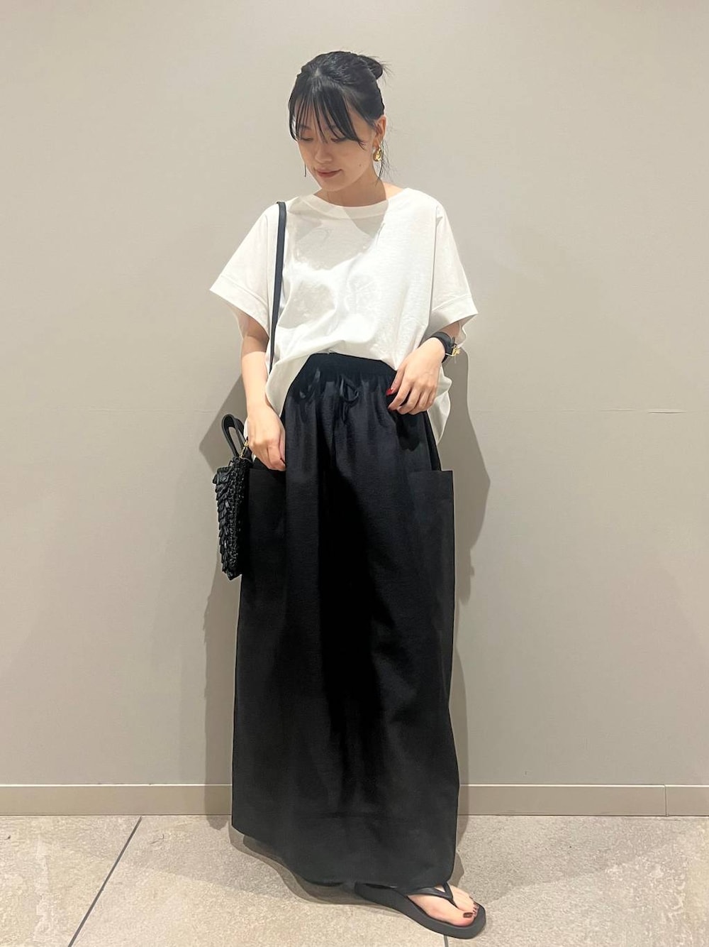 「カジュアル、Curensology、ベーシック/シンプル、Tシャツ、スカート、モノトーン、夏コーデ、ラフ、大人カジュアル、きれいめカジュアル」｜「CurensologyのCurensology(カレンソロジー)/＜ＣＳＧ＞ムーンピアス（ピアス（両耳用）、ゴールド系）」を使った、nnhk16さん（レディース・157cm）の夏コーディネートの1枚目の写真
