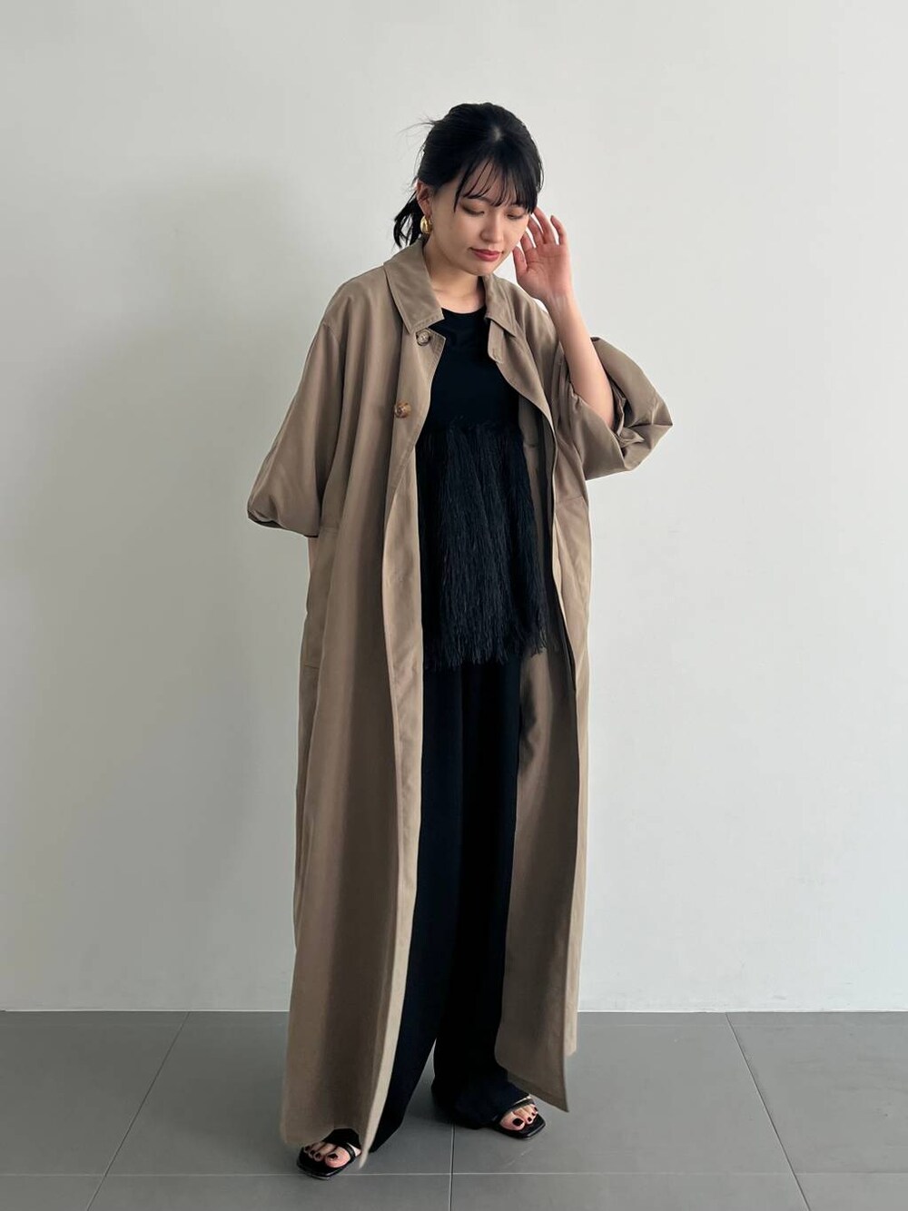 「カジュアル、ベーシック/シンプル、Curensology、トレンチコート、コート、春コーデ、ラフ、ワイドパンツ、大人カジュアル、きれいめカジュアル、ワントーン」｜「CurensologyのCurensology(カレンソロジー)/＜5AWARENESS＞ロングスリーブＴシャツ（Tシャツ/カットソー、ブラック系）」を使った、nnhk16さん（レディース・157cm）の冬コーディネートの1枚目の写真
