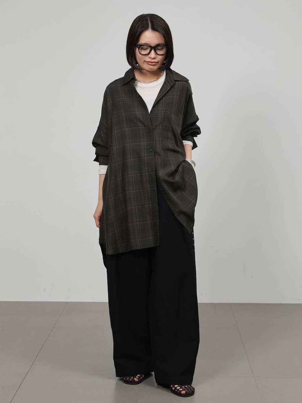 ホワイト系のTシャツ/カットソー、ブラック系のその他パンツ、グレー系のシャツ/ブラウスを着用したレディースの冬コーディネートの1枚目の写真