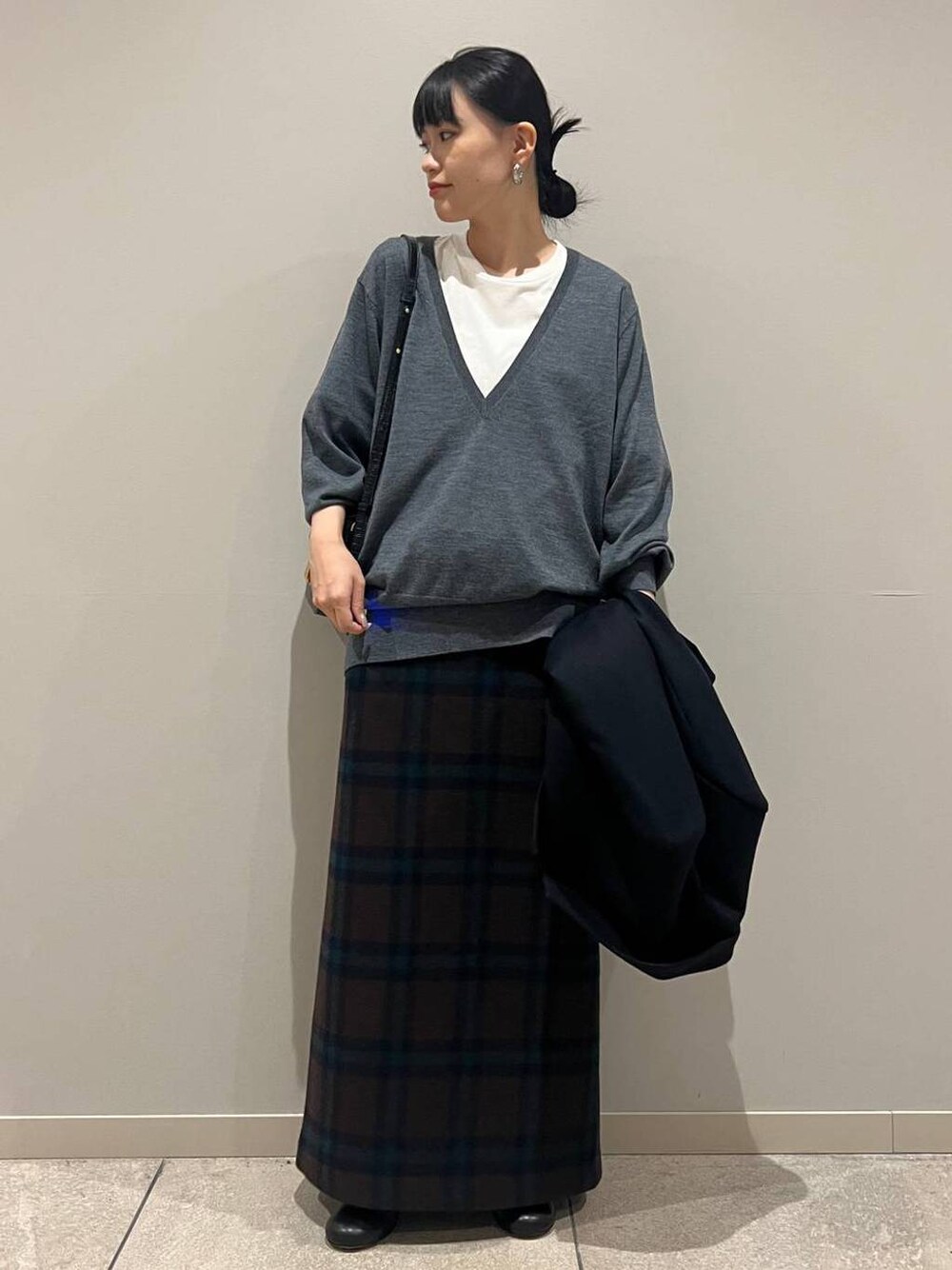 ホワイト系のTシャツ/カットソー、グレー系のニット/セーター、ブルー系のテーラードジャケットを着用したレディースの秋コーディネートの1枚目の写真