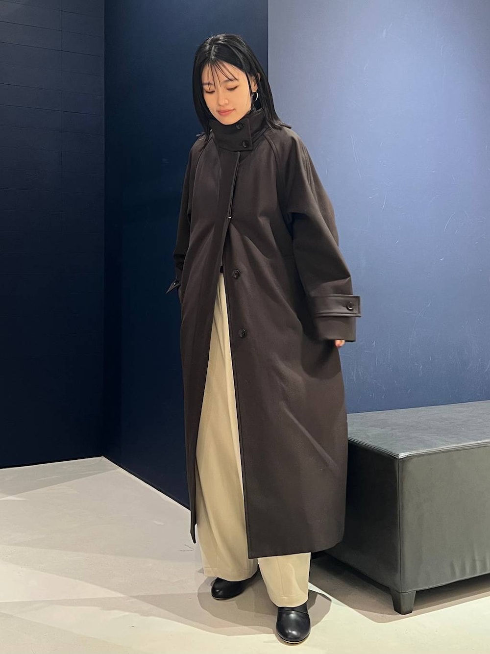 ホワイト系のその他パンツ、ブラウン系のトレンチコート、ホワイト系のニット/セーターを着用したレディースの秋コーディネートの1枚目の写真