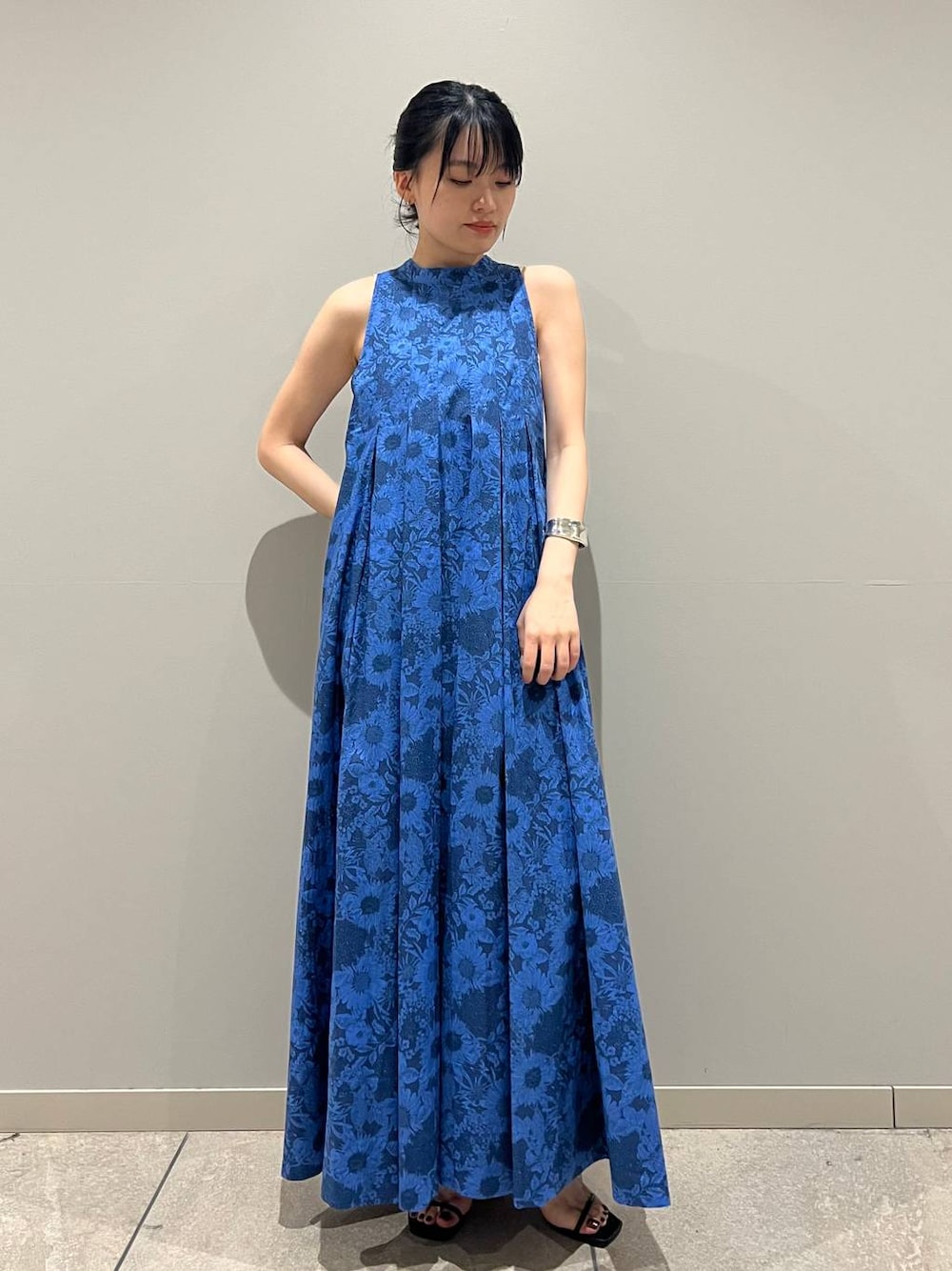 「カジュアル、ベーシック/シンプル、Curensology、ワンピース、おでかけ、旅行、ラフ、夏コーデ」｜「CurensologyのCurensology(カレンソロジー)/シルバーバングル（バングル/リストバンド、グレー系）」を使った、nnhk16さん（レディース・157cm）の春コーディネートの1枚目の写真