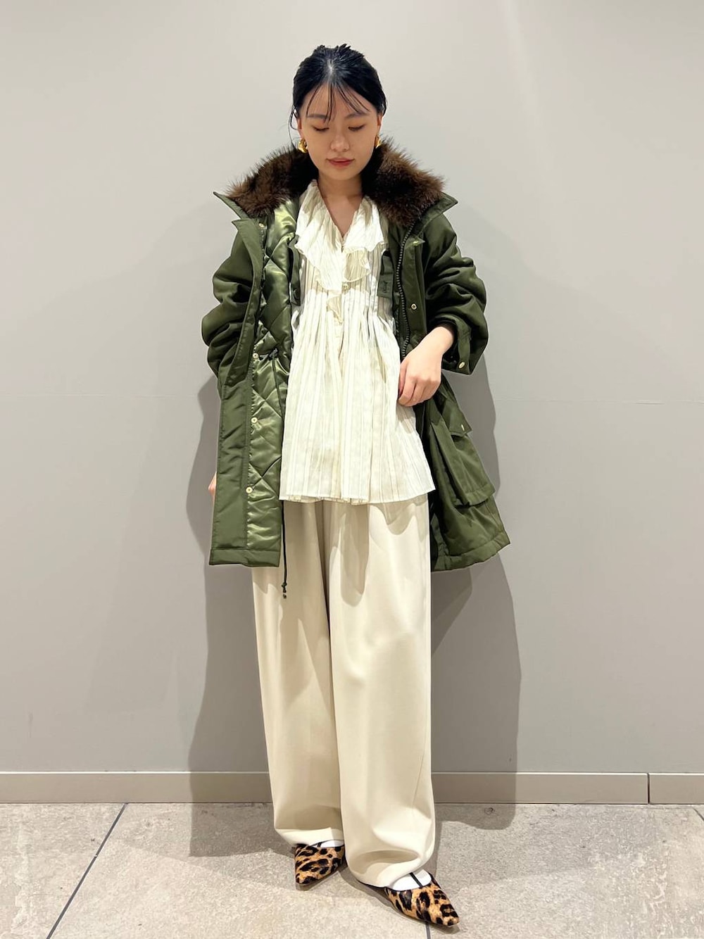 ホワイト系のその他パンツ、グリーン系のモッズコートを着用したレディースの秋コーディネートの1枚目の写真