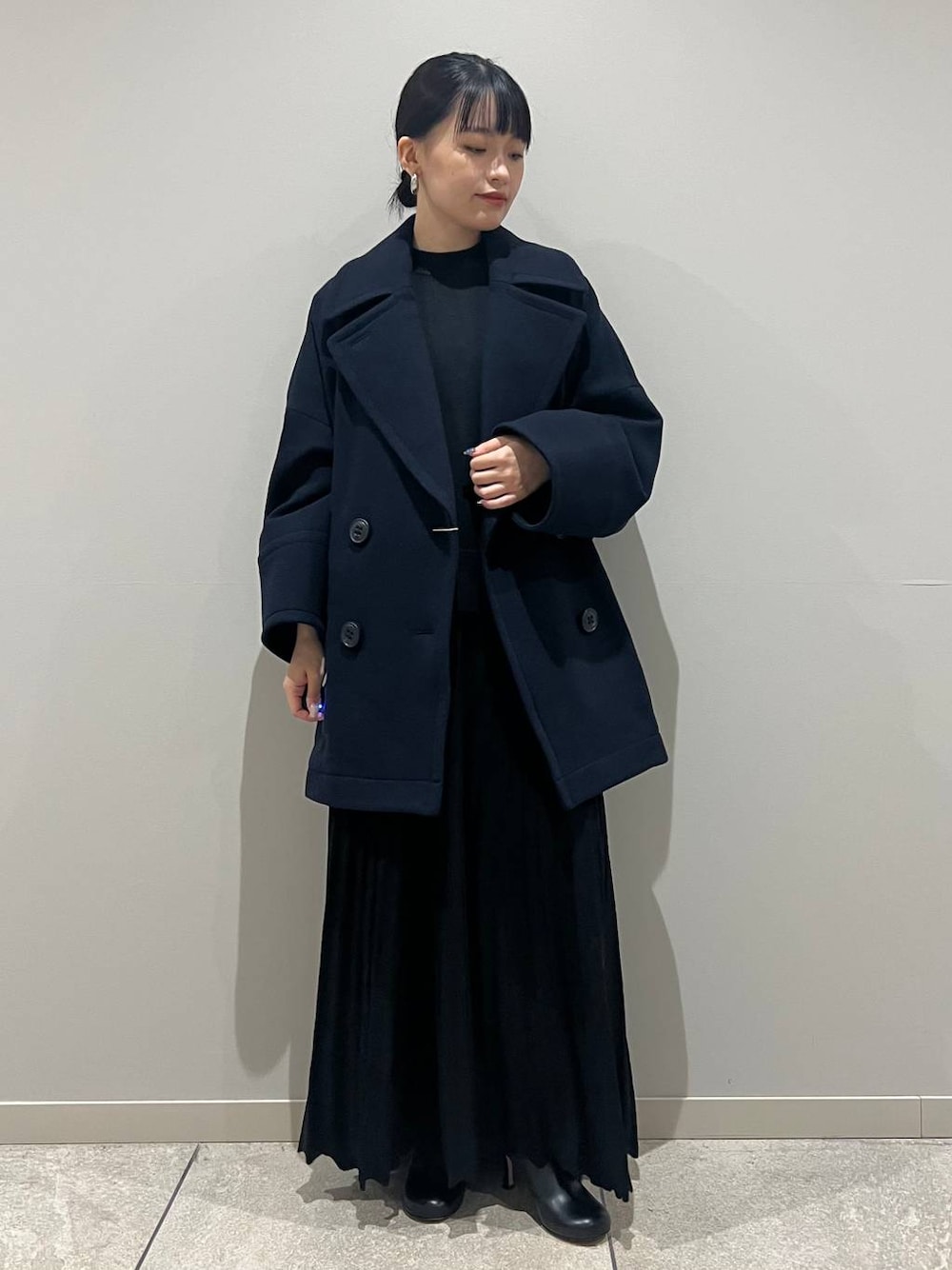 「ベーシック/シンプル、Curensology、ワンピース、ニット、コート、きれいめ、きれいめカジュアル、ワントーン、秋コーデ、冬コーデ」｜「CurensologyのCurensology(カレンソロジー)/＜C.S.G＞オーラコクーンピーコート（ピーコート、ブルー系）」を使った、nnhk16さん（レディース・157cm）の秋コーディネートの1枚目の写真