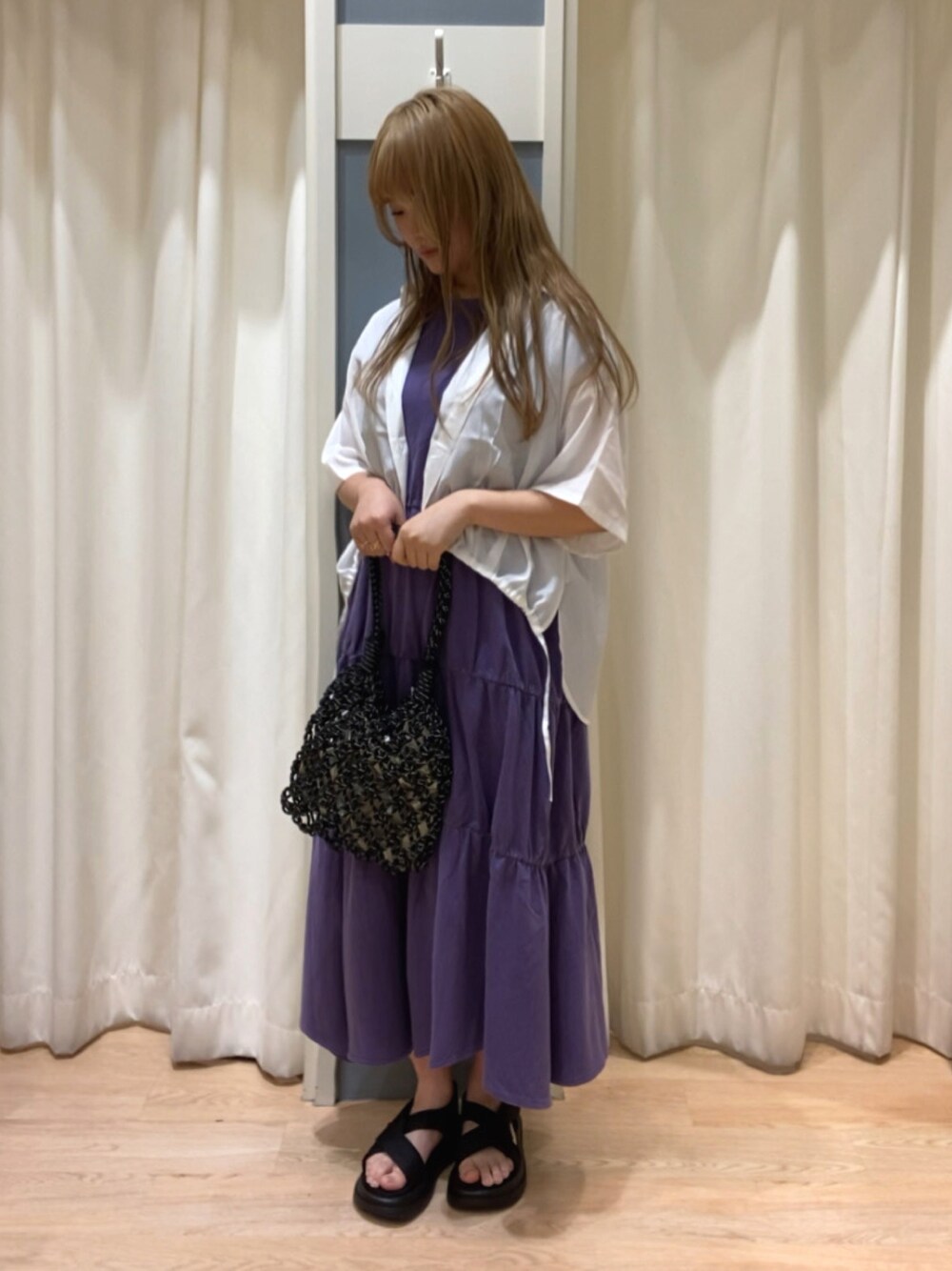 「夏コーデ、サマンサ モスモス(Samansa Mos2)」｜「Samansa Mos2 blueの前裾ドロストシャツ（シャツ/ブラウス、ホワイト系）」を使った、ユリさん（レディース・161cm）の春コーディネートの1枚目の写真