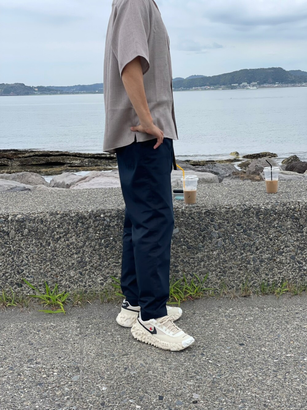 「シャツスタイル、スニーカー、海、夏コーデ、夏」｜「HAREのアイテム（シャツ/ブラウス、グレー系）」を使った、tamanegi_3さん（メンズ・183cm）の秋コーディネートの1枚目の写真