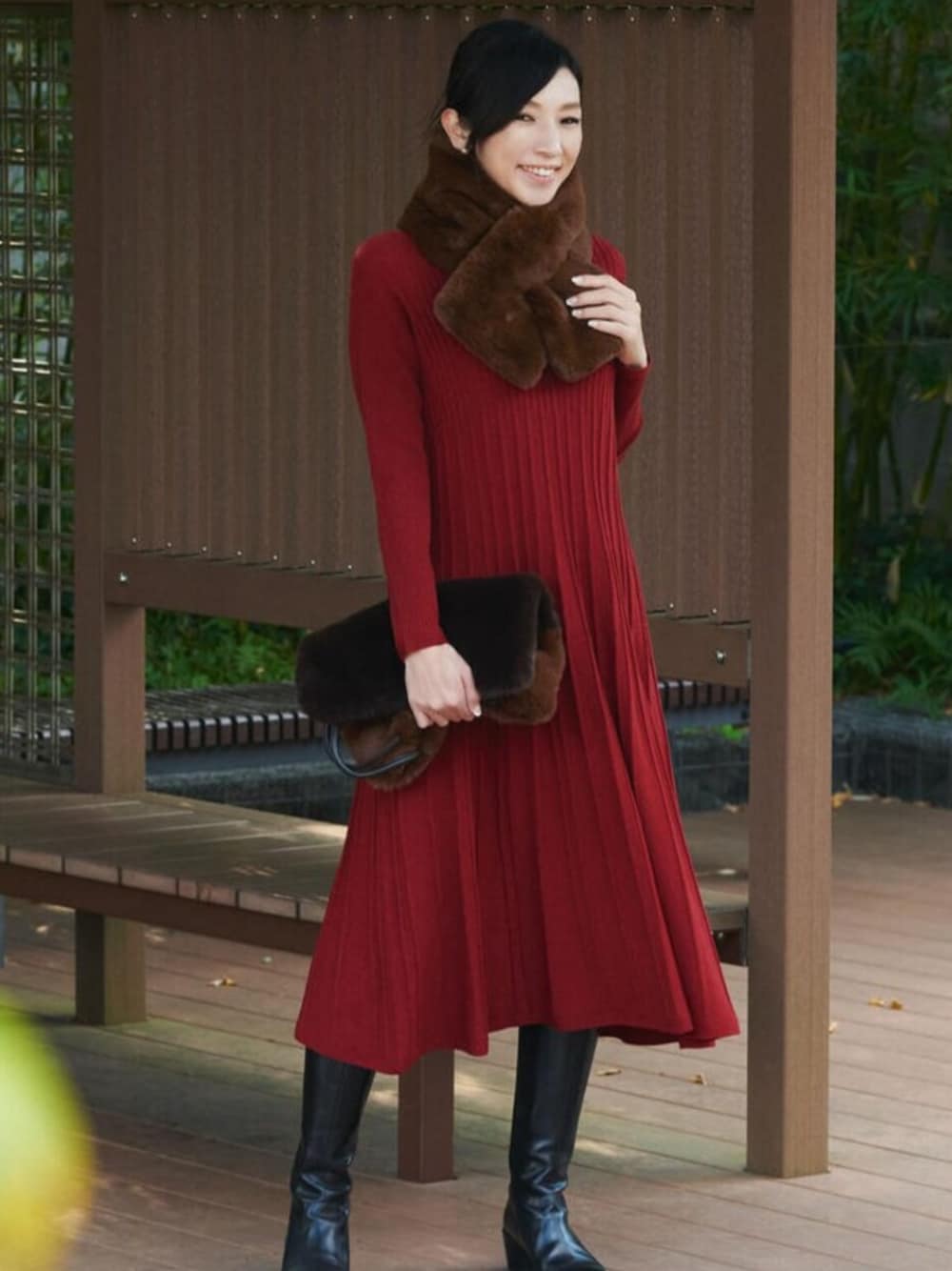「MACKINTOSH LONDON、マッキントッシュロンドン、骨格ナチュラル、ブルベ冬、スタッフコーデ」｜「MACKINTOSH LONDONの【エクラ掲載】ファインウールホールガーメントニットワンピース（ワンピース、レッド系）」を使った、orie.tさん（レディース・163cm）の冬コーディネートの1枚目の写真