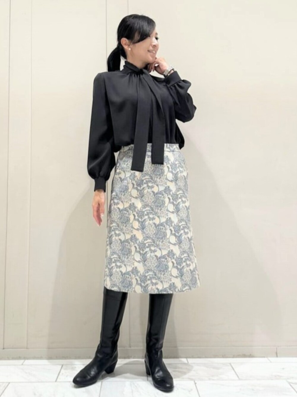「MACKINTOSH LONDON、マッキントッシュロンドン、スタッフコーディネート、バイブリーフラワー、骨格ナチュラル、ブルベ冬」｜「MACKINTOSH LONDONのポリエステルジョーゼットブラウス（シャツ/ブラウス、グレー系）」を使った、orie.tさん（レディース・163cm）の秋コーディネートの1枚目の写真