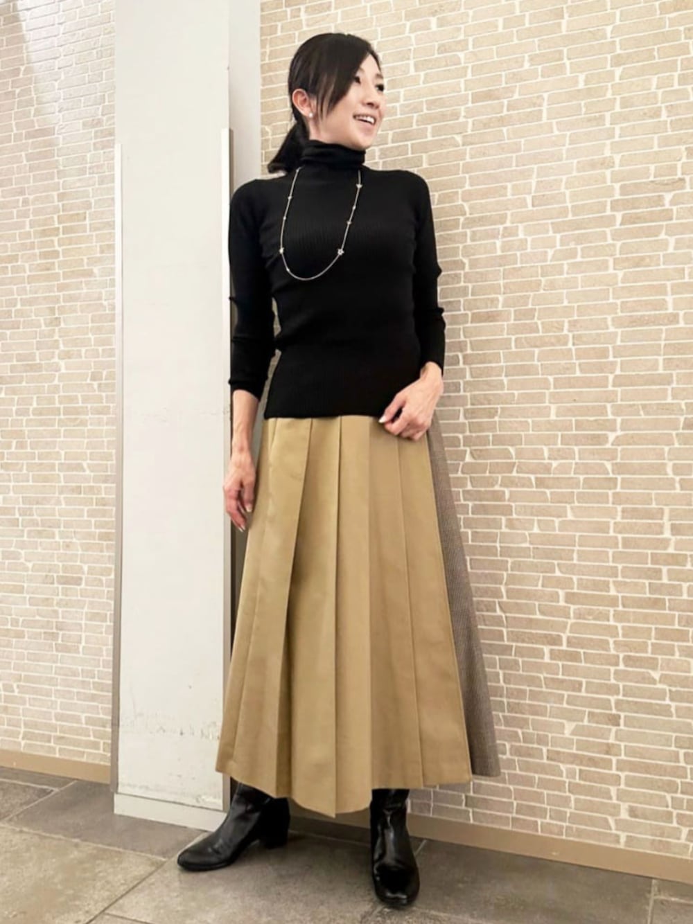 「MACKINTOSH LONDON、マッキントッシュロンドン、大人コーデ、タートルネック、プリーツスカート、ブーツ、骨格ナチュラル、ブルベ冬、スタッフコーディネート」｜「MACKINTOSH LONDONのスターステーションネックレス（ネックレス、シルバー系）」を使った、orie.tさん（レディース・163cm）の秋コーディネートの1枚目の写真