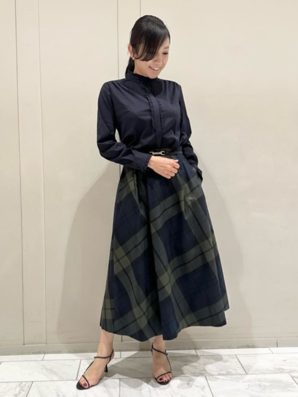 「MACKINTOSH LONDON、マッキントッシュロンドン、大人コーデ、シャツスタイル、チェックスカート」｜「MACKINTOSH LONDONのブラックウォッチスカート（スカート、ブルー系）」を使った、orie.tさん（レディース・163cm）の秋コーディネートの1枚目の写真