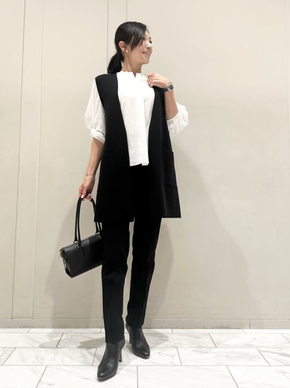 「MACKINTOSH LONDON、マッキントッシュロンドン、大人コーデ、ジレ、スタッフコーディネート、骨格ナチュラル、ブルベ冬」｜「MACKINTOSH LONDONのダブルフェイスVネックワンピース（ワンピース、ブラック系）」を使った、orie.tさん（レディース・163cm）の秋コーディネートの1枚目の写真