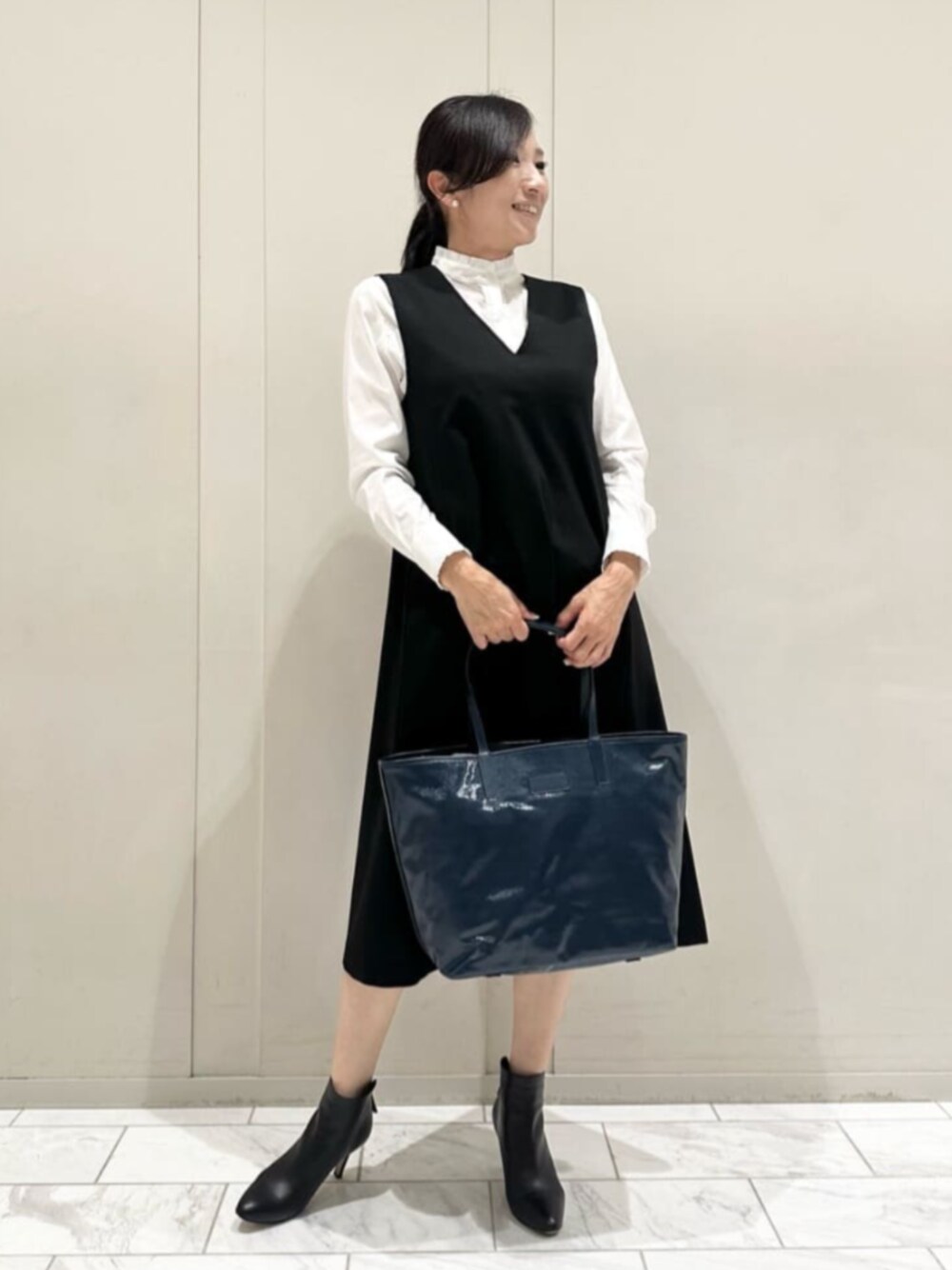 「MACKINTOSH LONDON、マッキントッシュロンドン、大人コーデ、トートバッグ、骨格ナチュラル、ブルベ冬」｜「MACKINTOSH LONDONのダブルフェイスVネックワンピース（ワンピース、ブラック系）」を使った、orie.tさん（レディース・163cm）の秋コーディネートの1枚目の写真
