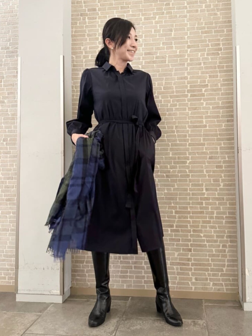「MACKINTOSH LONDON、マッキントッシュロンドン、mackintoshlondon、大人コーデ、シャツワンピ、モノトーン」｜「MACKINTOSH LONDONのコットンナイロンストレッチワンピース（ワンピース、ブルー系）」を使った、orie.tさん（レディース・163cm）の秋コーディネートの1枚目の写真