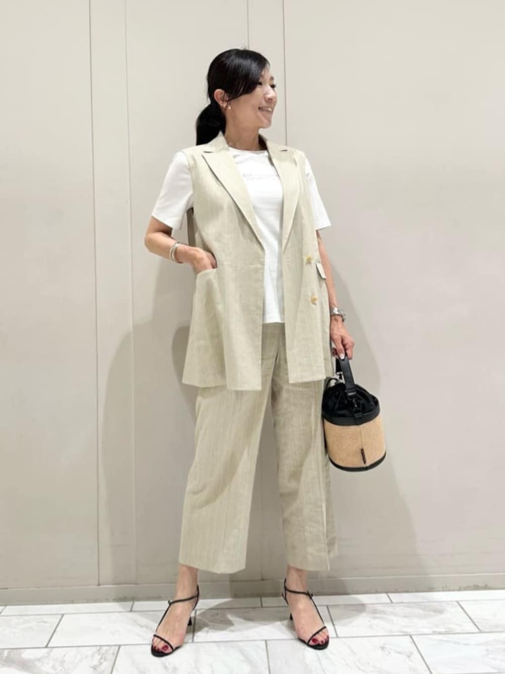「リネン、リネンパンツ、リネンジレ、ジレ、MACKINTOSH LONDON、mackintoshlondon、マッキントッシュロンドン、大人コーデ、セットアップ」｜「MACKINTOSH LONDONのメタルバングル（バングル/リストバンド、シルバー系）」を使った、orie.tさん（レディース・163cm）の夏コーディネートの1枚目の写真