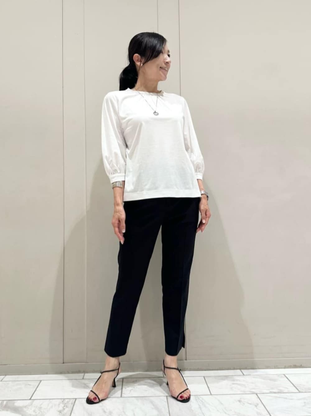「白カットソー、MACKINTOSH LONDON、mackintoshlondon、マッキントッシュロンドン、大人コーデ」｜「MACKINTOSH LONDONのキュービックジルコニアリングネックレス（ネックレス、シルバー系）」を使った、orie.tさん（レディース・163cm）の夏コーディネートの1枚目の写真