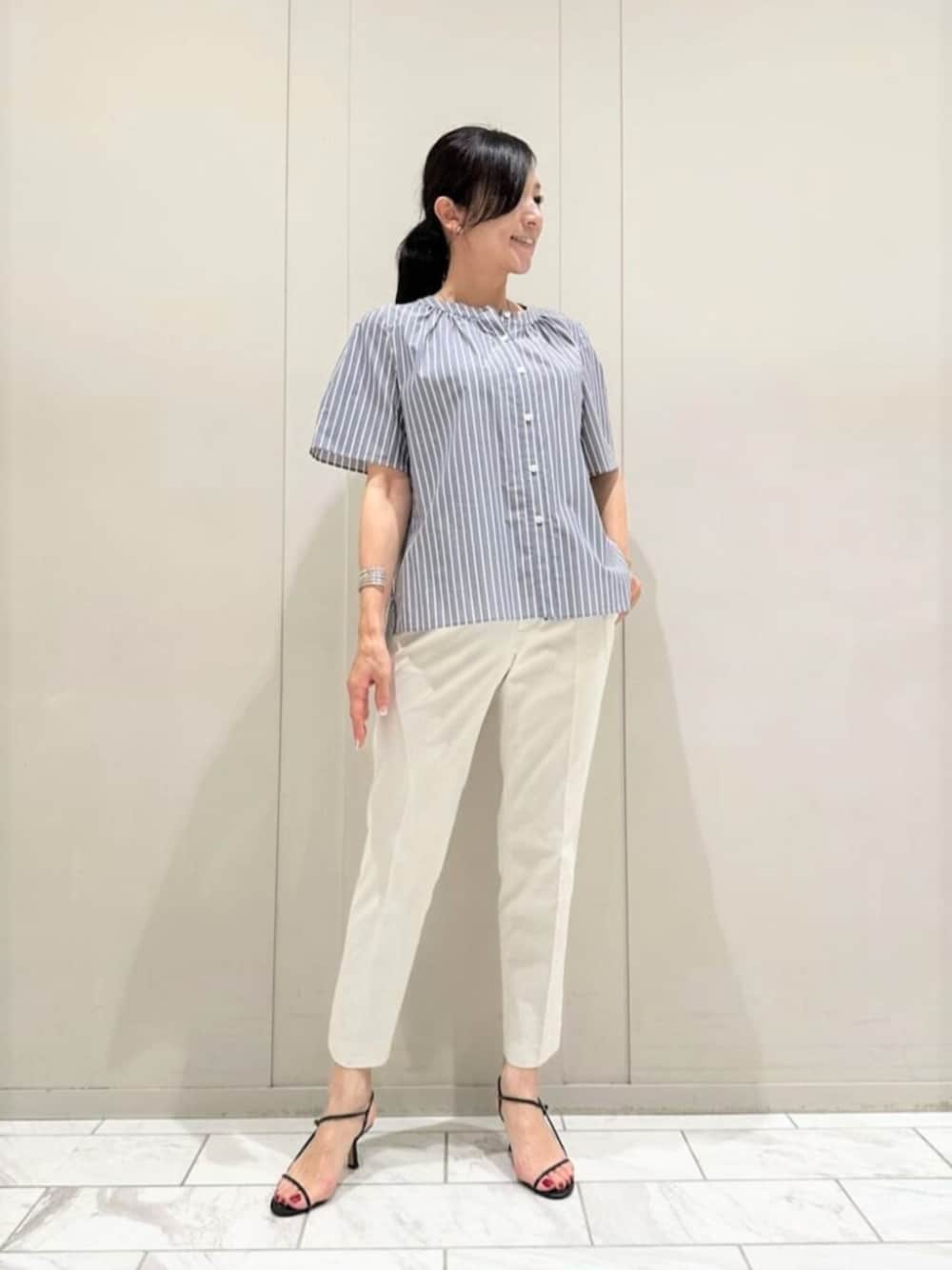 「MACKINTOSH LONDON、マッキントッシュロンドン、mackintoshlondon、大人コーデ、シャツスタイル、パンツスタイル、パンツコーデ」｜「MACKINTOSH LONDONのメタルバングル（バングル/リストバンド、シルバー系）」を使った、orie.tさん（レディース・163cm）の秋コーディネートの1枚目の写真