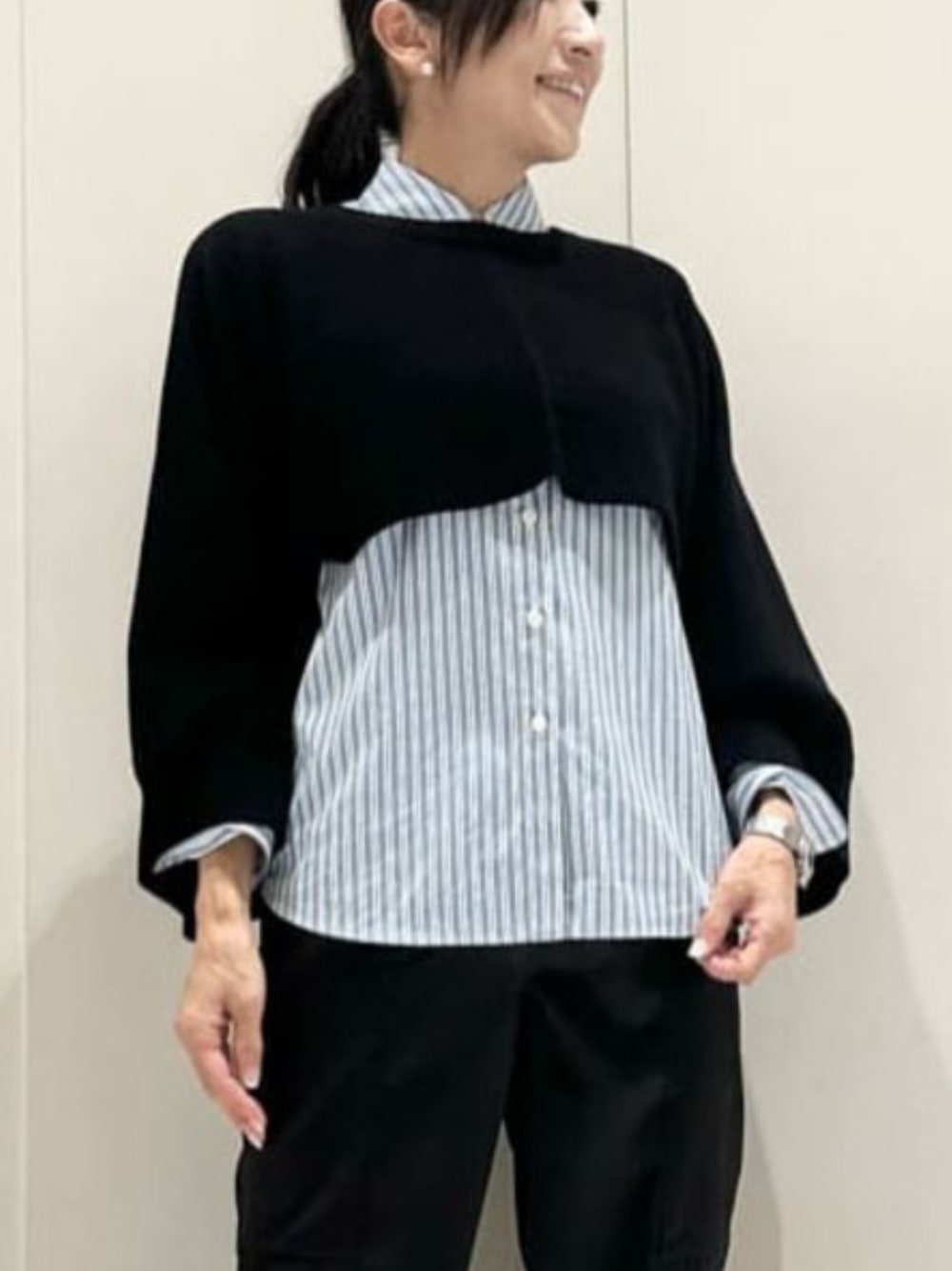 「MACKINTOSH LONDON、マッキントッシュロンドン、大人コーデ、ニットベスト、ベスト、ベスト×シャツ、スタッフコーディネート、骨格ナチュラル、ブルベ冬」｜「MACKINTOSH LONDONのマルチウェイニットベスト（ベスト、ブラック系）」を使った、orie.tさん（レディース・163cm）の秋コーディネートの1枚目の写真
