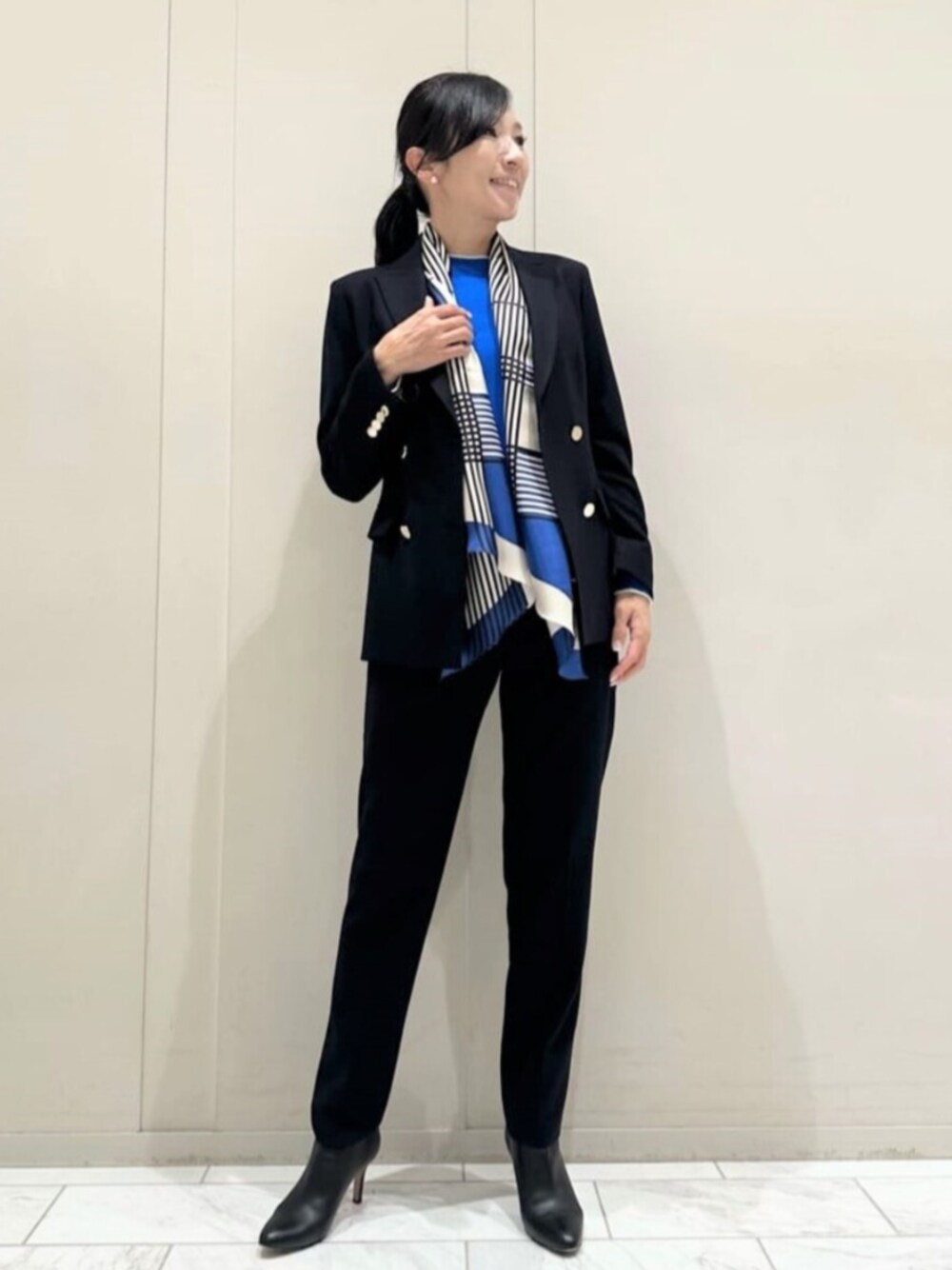 「MACKINTOSH LONDON、マッキントッシュロンドン、スタッフコーディネート、骨格ナチュラル、ブルベ冬、ジャケット、セットアップ、差し色コーデ」｜「MACKINTOSH LONDONのジオメトリック剣先スカーフ（ストール/ショール、ブルー系）」を使った、orie.tさん（レディース・163cm）の秋コーディネートの1枚目の写真