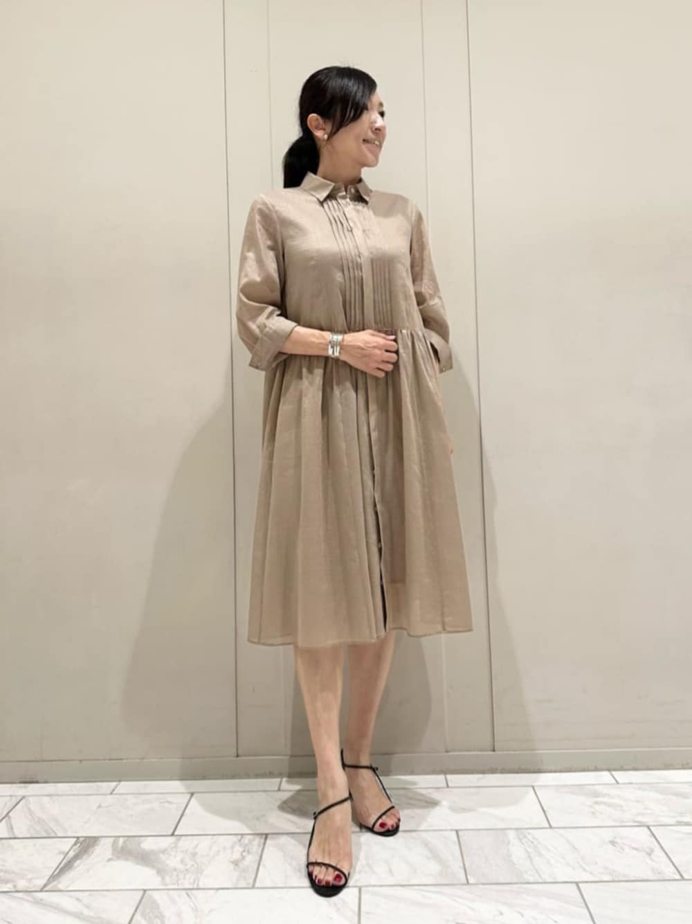 「MACKINTOSH LONDON、mackintoshlondon、マッキントッシュロンドン、ワンピース、ワンピーススタイル、ワンピースコーデ、淡色コーデ、秋服準備はじめました、スタッフコーディネート」｜「MACKINTOSH LONDONのメタルバングル（バングル/リストバンド、シルバー系）」を使った、orie.tさん（レディース・163cm）の夏コーディネートの1枚目の写真