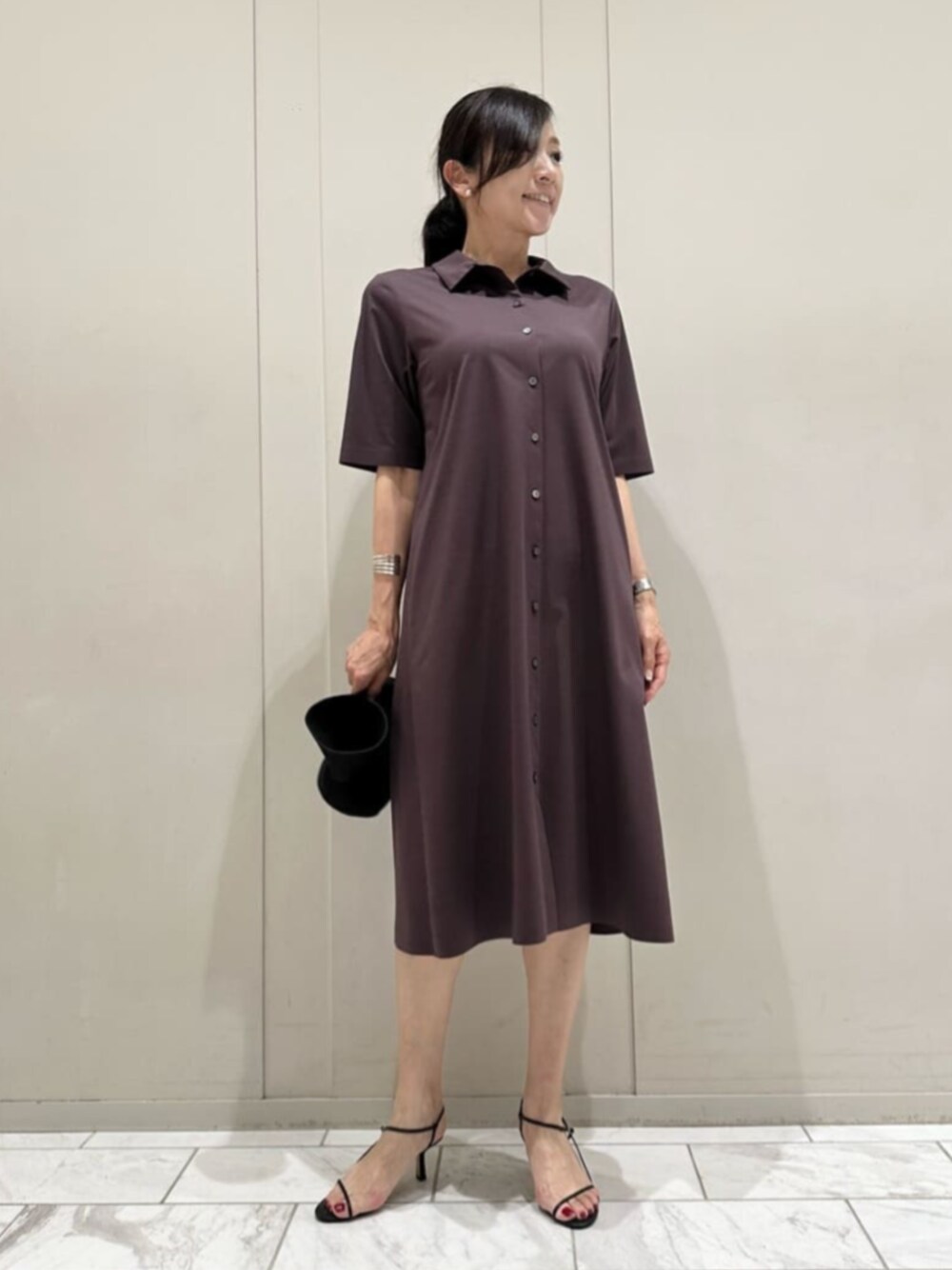 「MACKINTOSH LONDON、マッキントッシュロンドン、大人コーデ、シャツワンピ、骨格ナチュラル、ブルベ冬」｜「MACKINTOSH LONDONのワイドリボンラフィアハット（ハット、ブラック系）」を使った、orie.tさん（レディース・163cm）の秋コーディネートの1枚目の写真