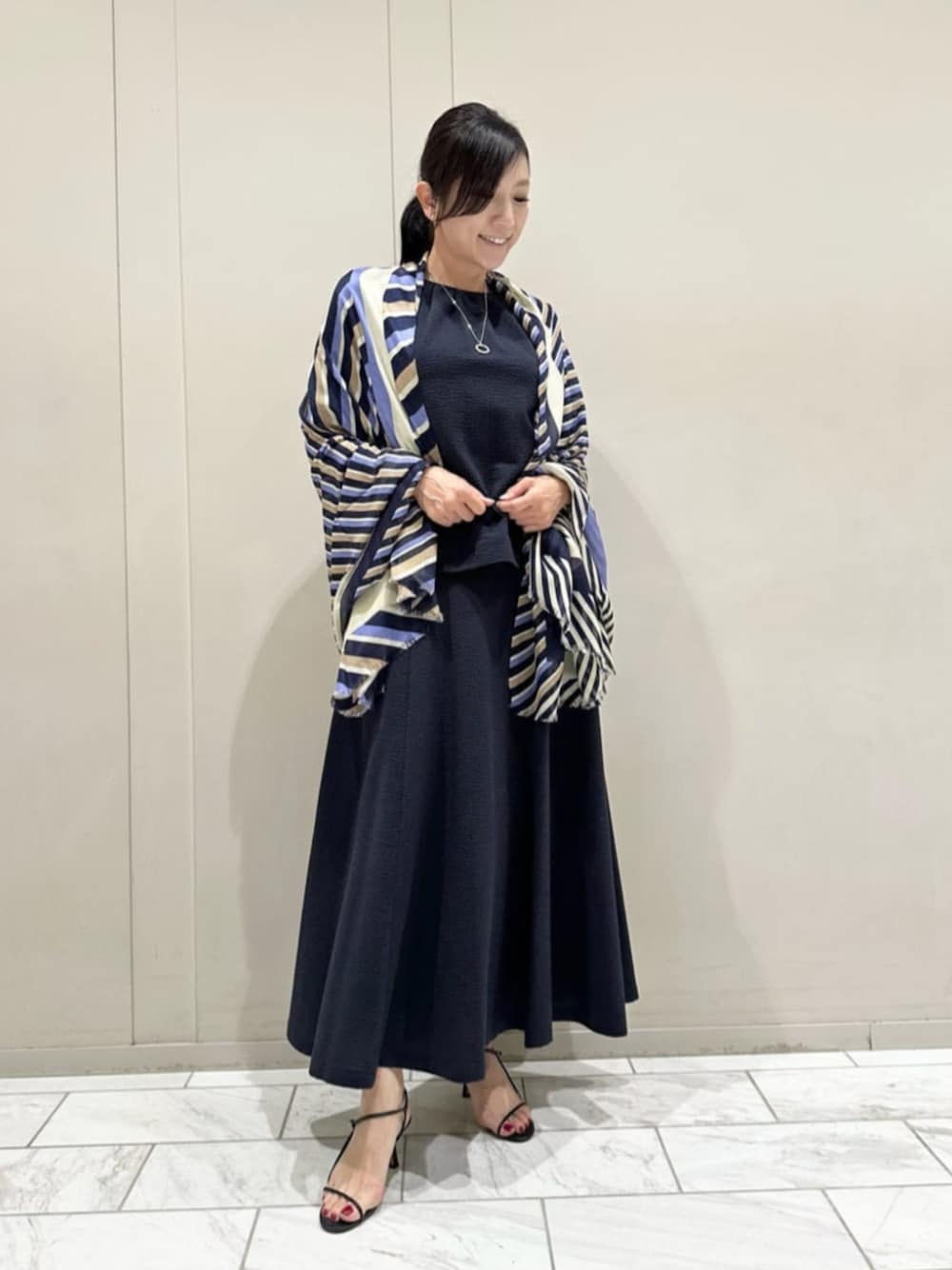 「MACKINTOSH LONDON、mackintoshlondon、マッキントッシュロンドン、大人コーデ、セットアップ、セットアップスタイル、ストール、ストールコーデ」｜「MACKINTOSH LONDONのキュービックジルコニアリングネックレス（ネックレス、シルバー系）」を使った、orie.tさん（レディース・163cm）の夏コーディネートの1枚目の写真
