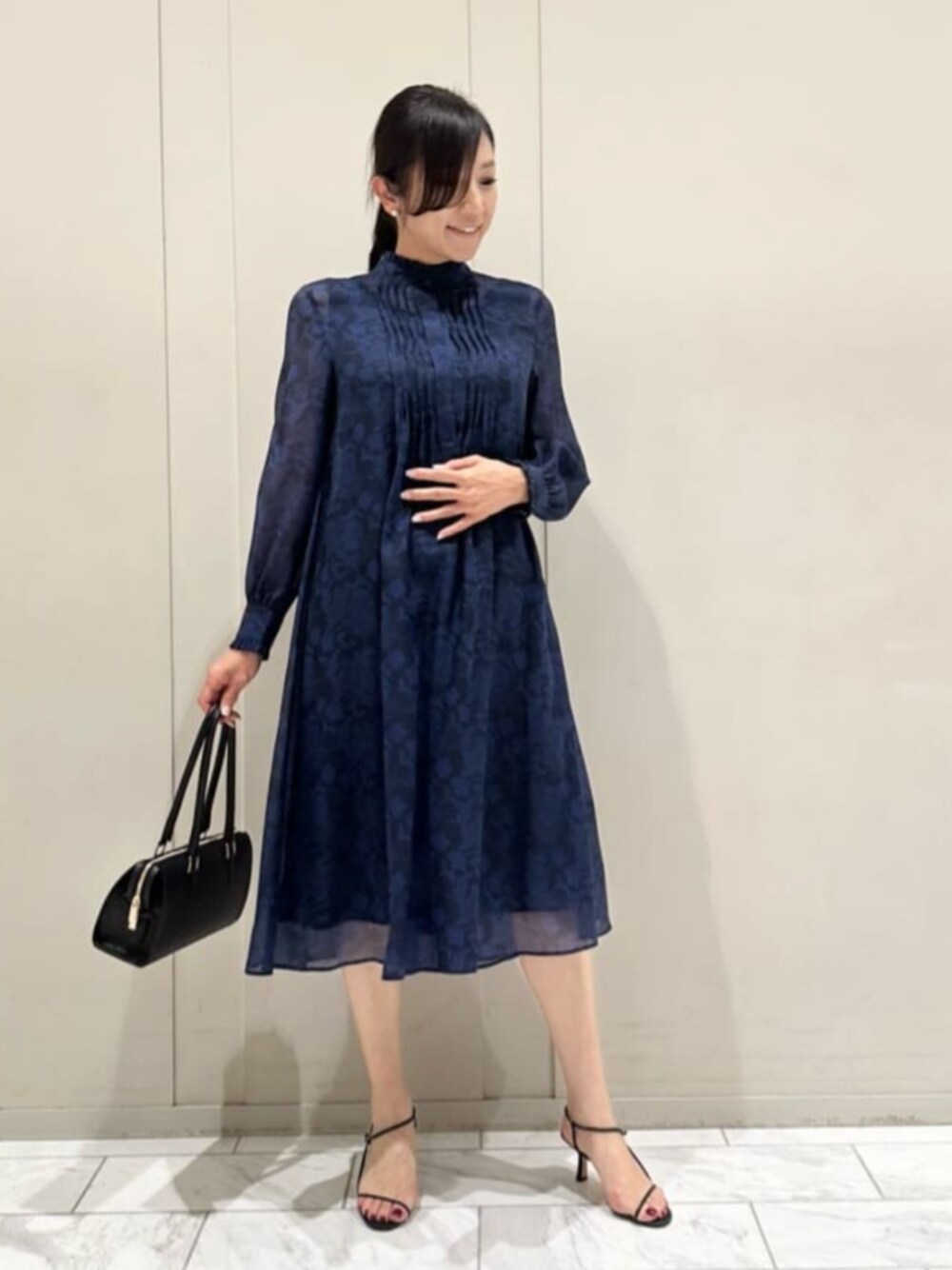 「MACKINTOSH LONDON、マッキントッシュロンドン、大人コーデ、バイブリーフラワー、骨格ナチュラル、ブルベ冬」｜「MACKINTOSH LONDONのレザーボストンバッグ（ショルダーバッグ、ブラック系）」を使った、orie.tさん（レディース・163cm）の秋コーディネートの1枚目の写真