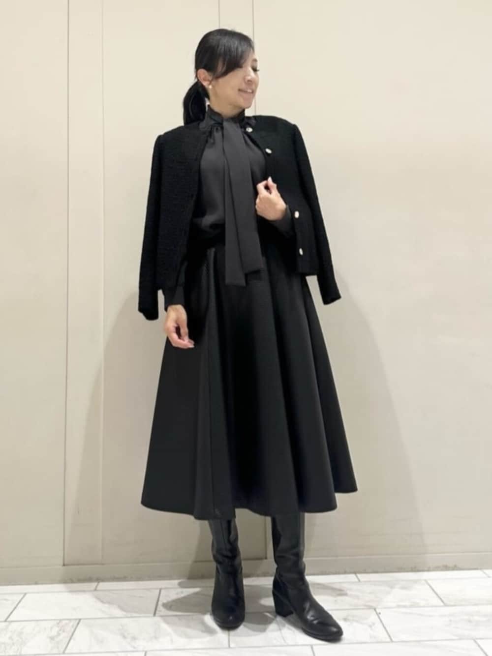 「MACKINTOSH LONDON、マッキントッシュロンドン、スタッフコーディネート、骨格ナチュラル、ブルベ冬、ジャケット、ツイード」｜「MACKINTOSH LONDONのポリエステルジョーゼットブラウス（シャツ/ブラウス、グレー系）」を使った、orie.tさん（レディース・163cm）の秋コーディネートの1枚目の写真