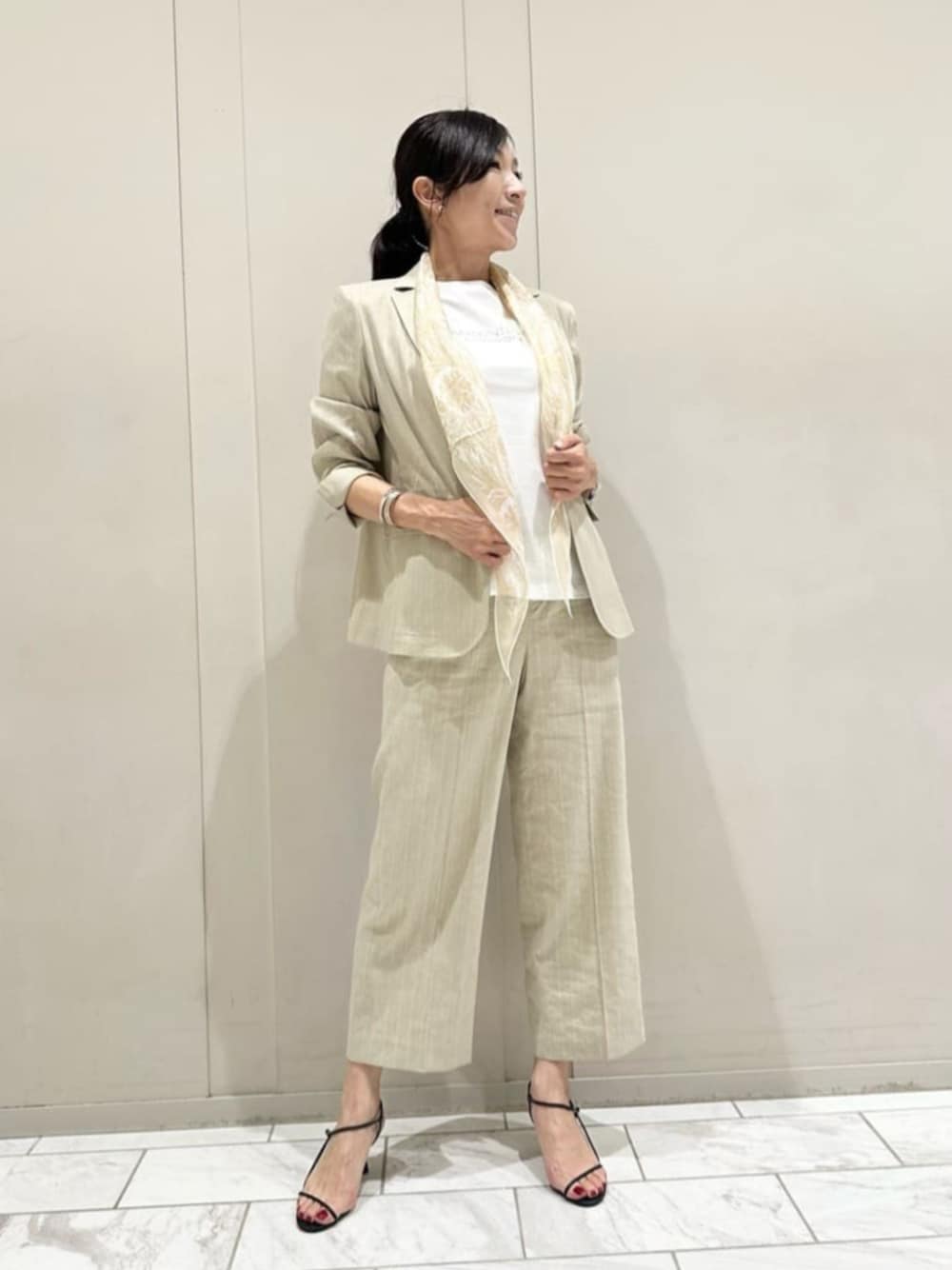 「MACKINTOSH LONDON、mackintoshlondon、マッキントッシュロンドン、大人コーデ、セットアップ、セットアップスタイル、セットアップスーツ、リネン、リネンジャケット、ジャケット」｜「MACKINTOSH LONDONのメタルバングル（バングル/リストバンド、シルバー系）」を使った、orie.tさん（レディース・163cm）の夏コーディネートの1枚目の写真
