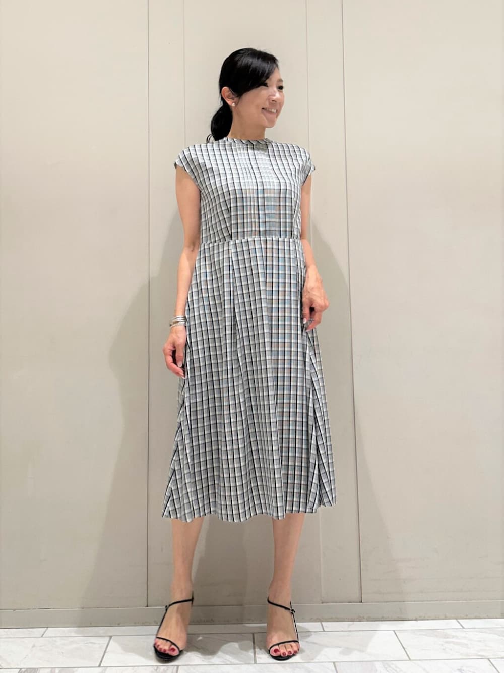「ワンピース、ワンピーススタイル、ワンピースコーデ、ワンピース 、MACKINTOSH LONDON、mackintoshlondon、マッキントッシュロンドン、大人コーデ、チェック、チェックワンピース、チェック柄」｜「MACKINTOSH LONDONのメタルバングル（バングル/リストバンド、シルバー系）」を使った、orie.tさん（レディース・163cm）の夏コーディネートの1枚目の写真