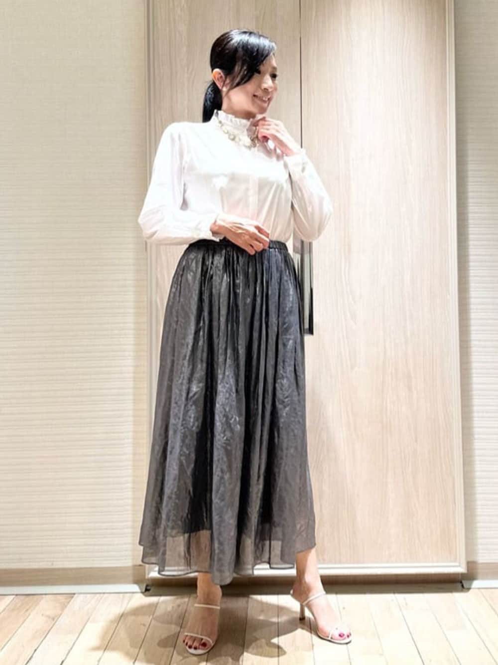 「モノトーン、きれいめカジュアル、MACKINTOSH LONDON、マッキントッシュロンドン、スタッフコーデ」｜「MACKINTOSH LONDONのコットンナイロンストレッチスタンドカラーブラウス（シャツ/ブラウス、ホワイト系）」を使った、orie.tさん（レディース・163cm）の春コーディネートの1枚目の写真